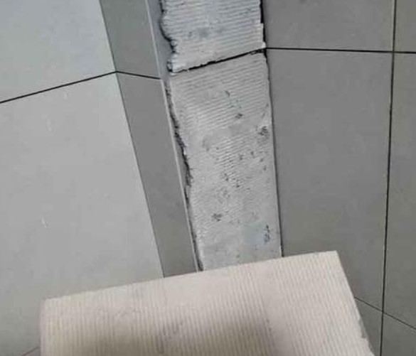 浚县瓷砖空鼓维修公司分享下厨房瓷砖脱落的补救措施。